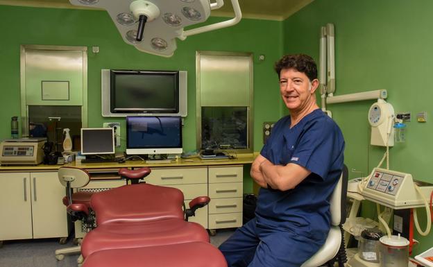 El doctor Monje en el quirófano de la clínica CICOM de Badajoz. / CASIMIRO MORENO